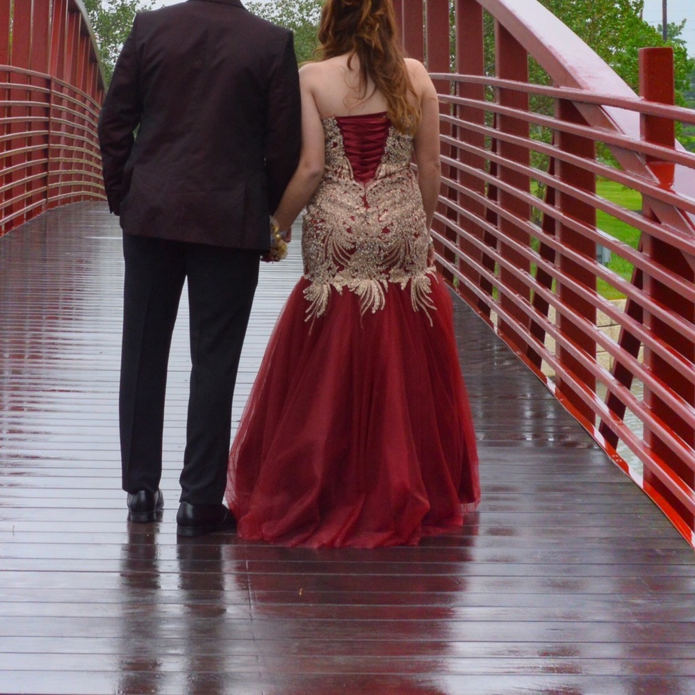 Elegant dress - Picture 2 of 2